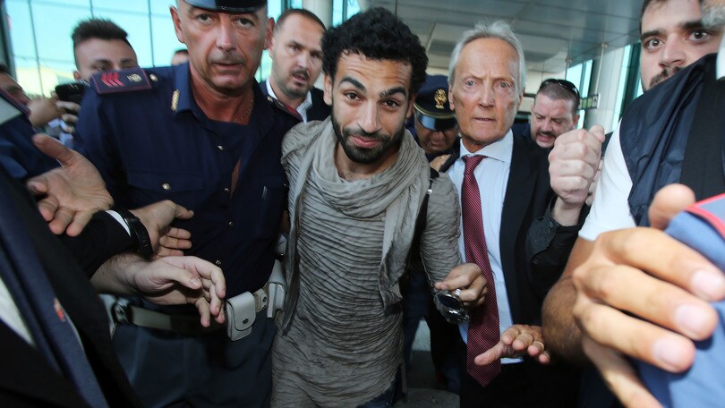 Roma, Salah sbarca a Fiumicino: che festa con i tifosi!