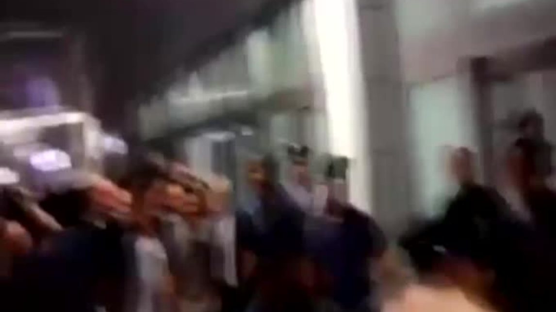 Salah travolto dall'affetto dei tifosi