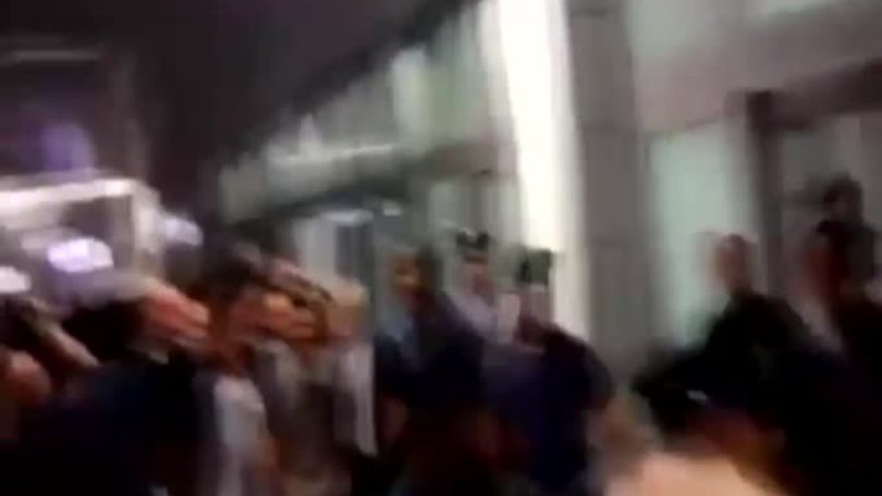 Salah travolto dall'affetto dei tifosi
