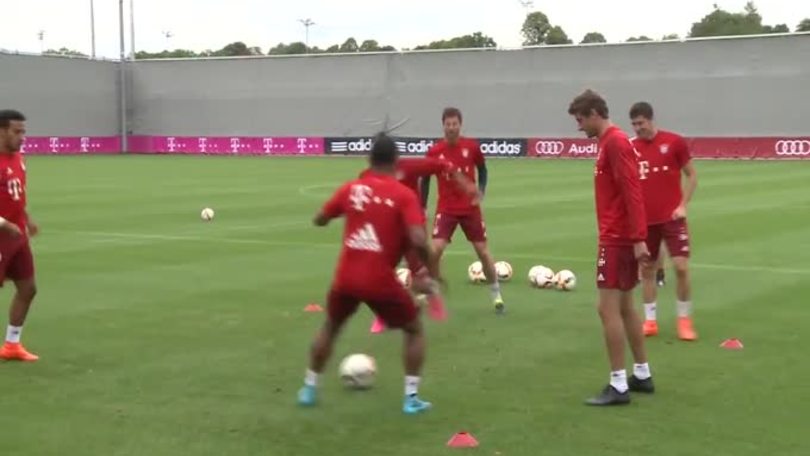 Vidal deriso al primo giorno: tunnel da Douglas Costa