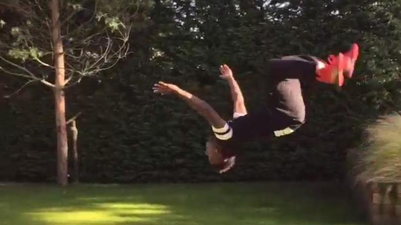 Balotelli prepara l'esultanza con capriola...