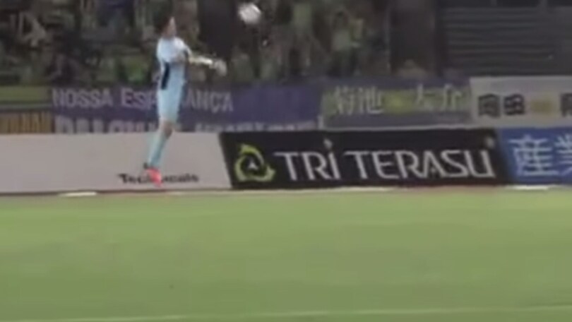 Giappone, autogol clamoroso: povero portiere...