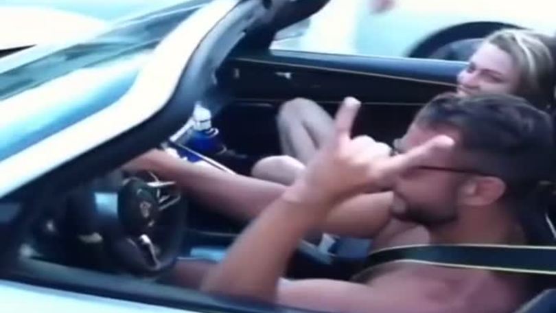 St. Tropez, accelera e distrugge la sua Porsche