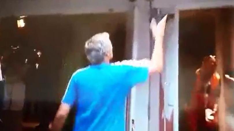 Mourinho saluta tutti meno Wenger, poi lancia la medaglia