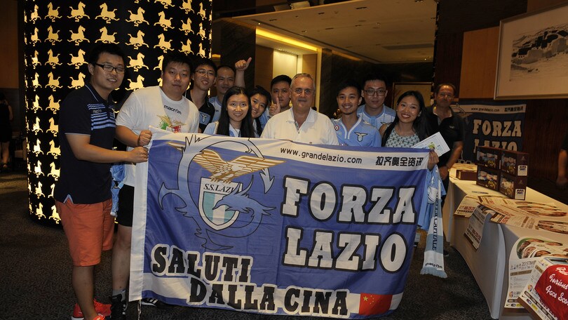 I giocatori della Lazio e Lotito incontrano un club fans in Cina