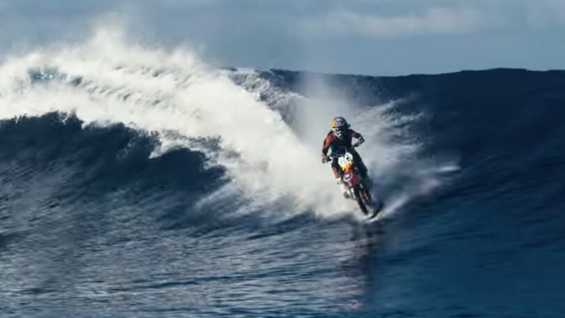 Maddison, altra impresa pazzesca! Cavalca l'onda con la moto