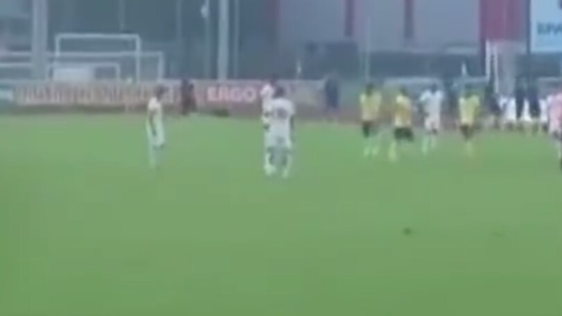 Xavi, che gol su punizione con l'Al-Saad