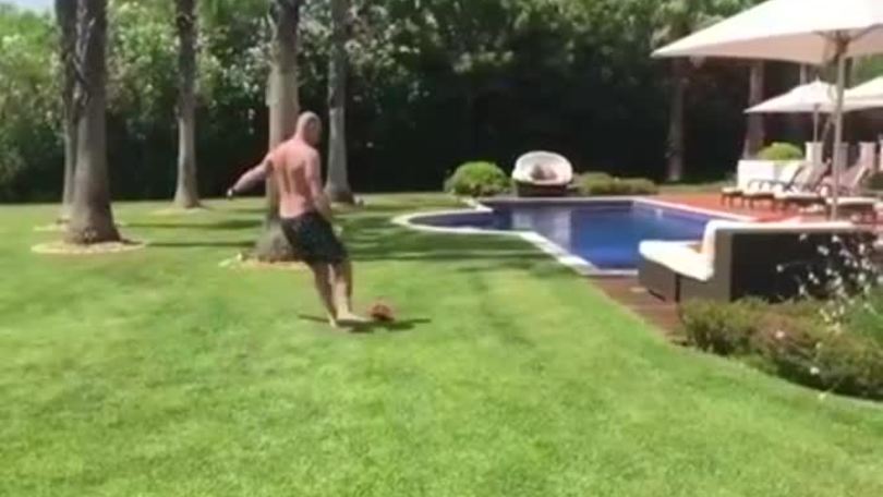 Shearer, gol ed esultanza in piscina