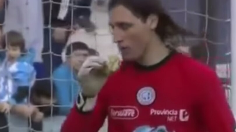 Lanciano panino dalla curva, lui lo mangia