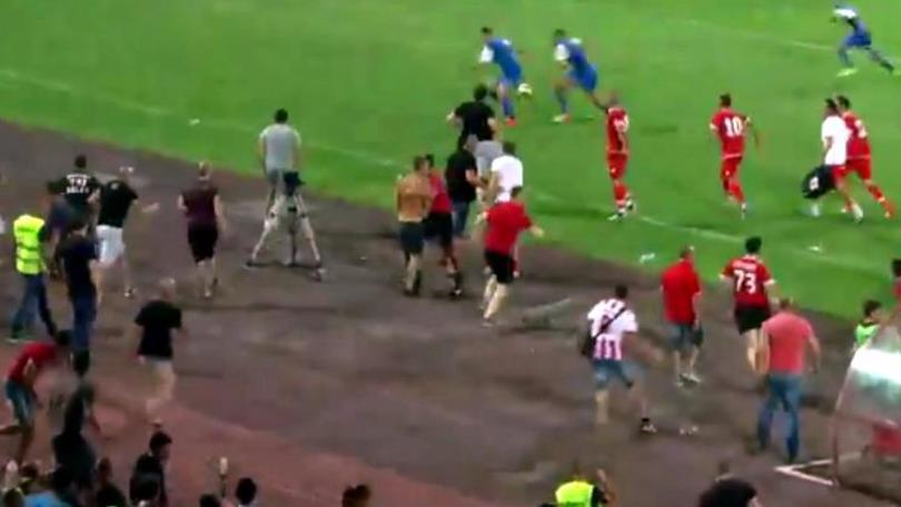 Bulgaria, tifosi invadono: giocatori scappano in tribuna