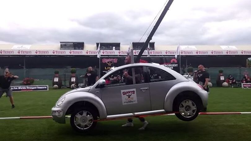 La Montagna di Games of Thrones porta a spasso una Volkswagen