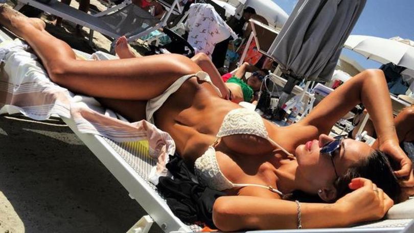 Anna Tatangelo in bikini sfoggia una forma super
