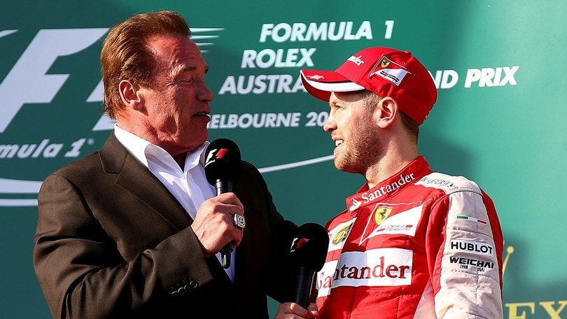 F1, Elton John suona al GP USA, quante star nei box