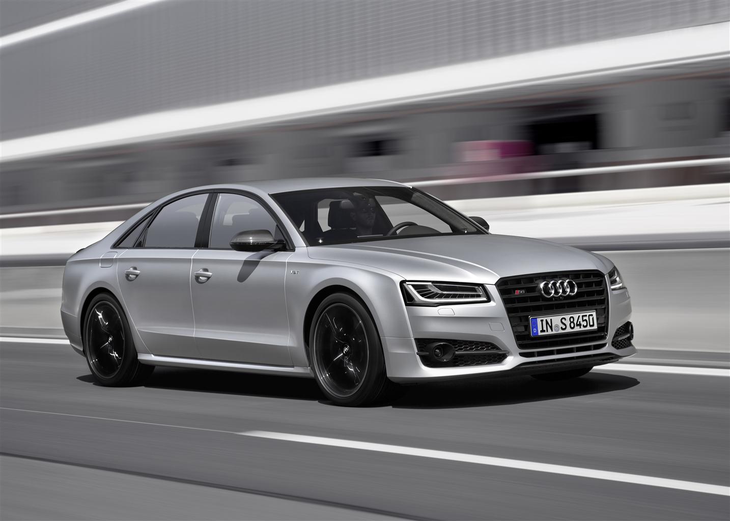 Audi S8 plus, un salotto da 300 all'ora
