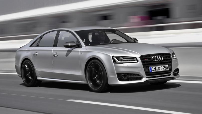 Audi S8 plus, un salotto da 300 all'ora