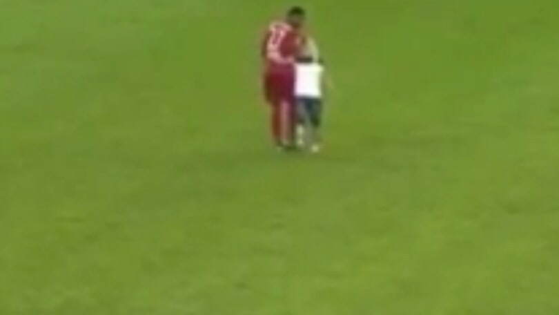 Bambina in campo, Alaba la riporta dai genitori