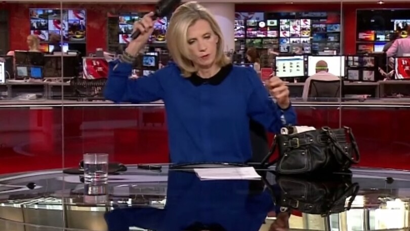 Bbc, si pettina in diretta durante il TG