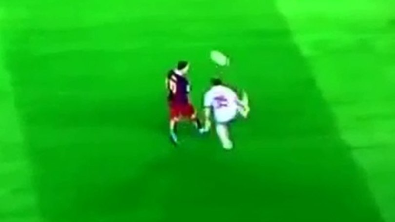 Il fenomeno è Torosidis: sombrero a Messi!