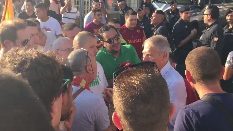 Roma, tensione con la Polizia dei tifosi che aspettano Dzeko