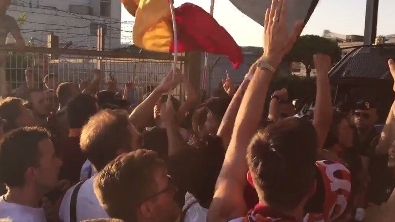 Roma, 1000 tifosi aspettano Dzeko: «Chi non salta è della Lazio»