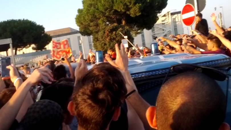 Dzeko sbarcato, lascia l'aeroporto: tifosi pazzi per lui