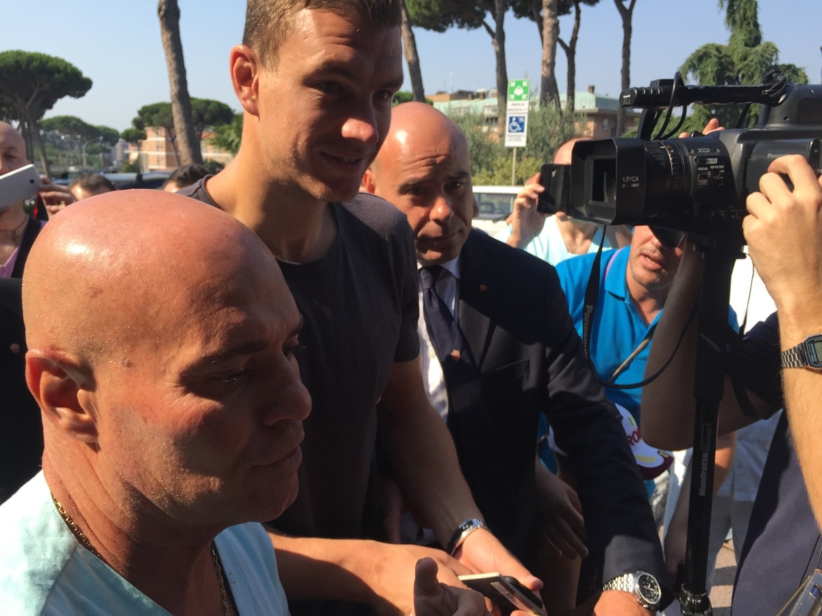 Dzeko, visite e firma. Prima giornata da romanista