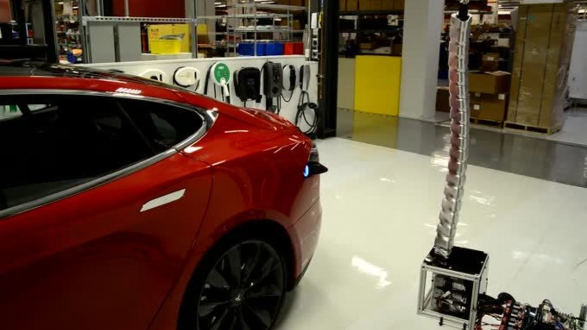 Tesla, il braccio robotico ricarica l'auto!