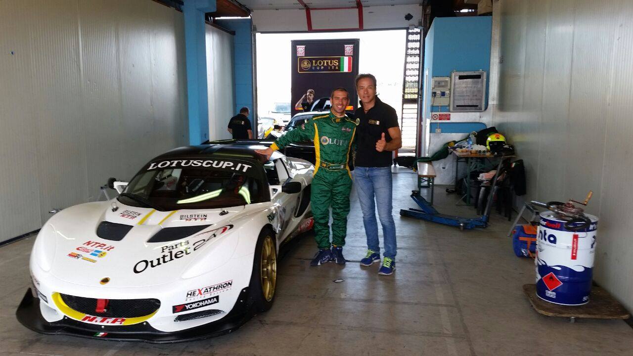 Marco Melandri in pista con la Lotus Elise