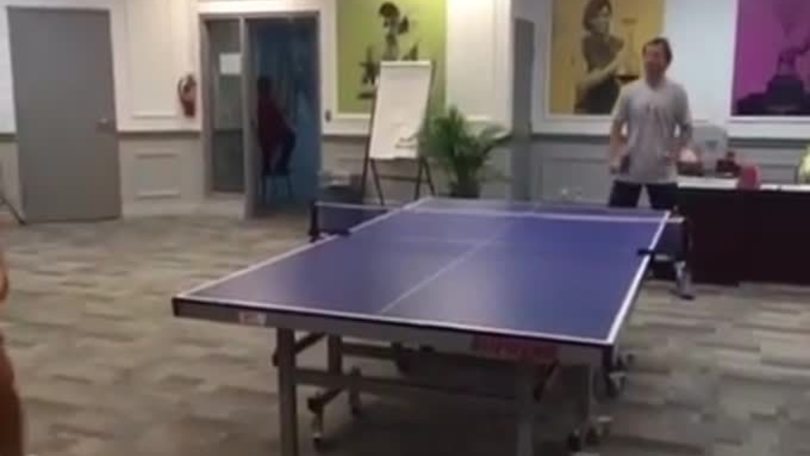 Sara Errani si allena con il ping pong