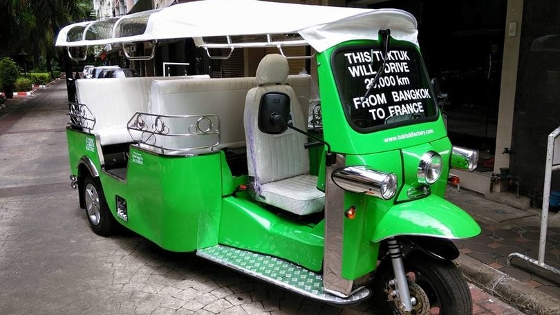 Dalla Francia alla Thailandia: 20.000 km con un tuk-tuk elettrico