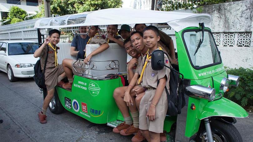 Dalla Francia alla Thailandia con un tuk-tuk elettrico