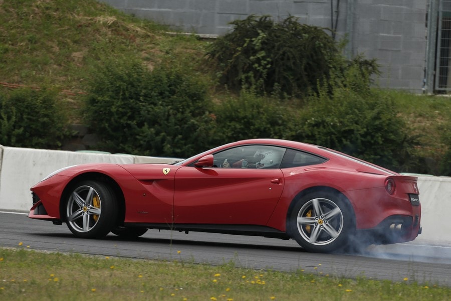 Vettel in pista con la Ferrari F12 Berlinetta