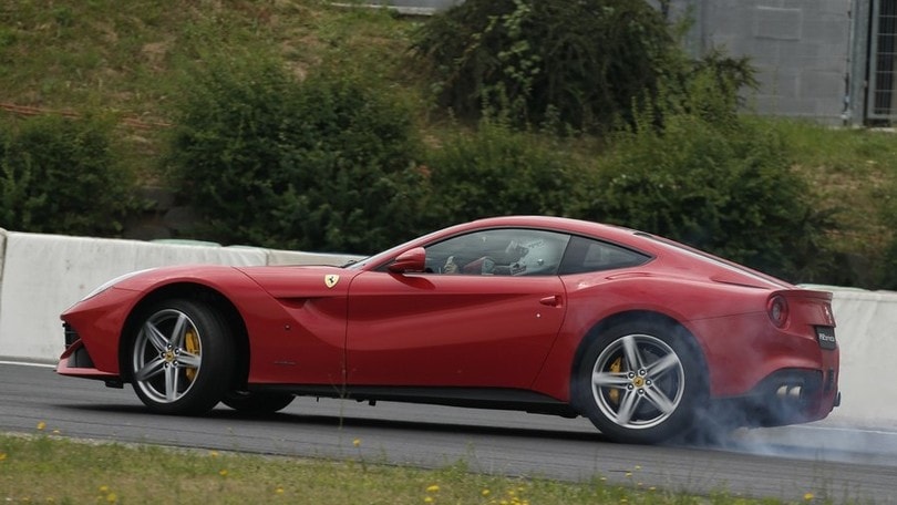 Vettel in pista con la Ferrari F12 Berlinetta