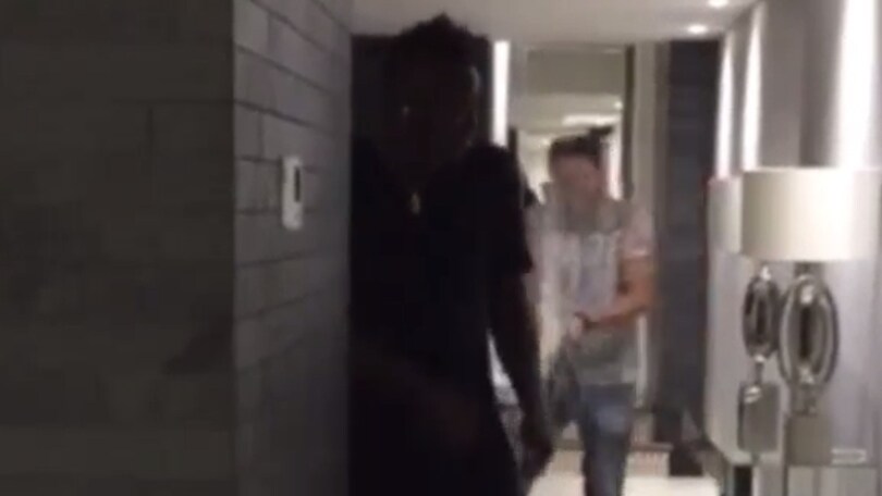 Balotelli, doccia imprevista per il compleanno!
