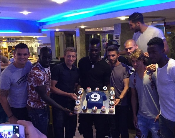 Balotelli, festa di compleanno a Liverpool con i compagni
