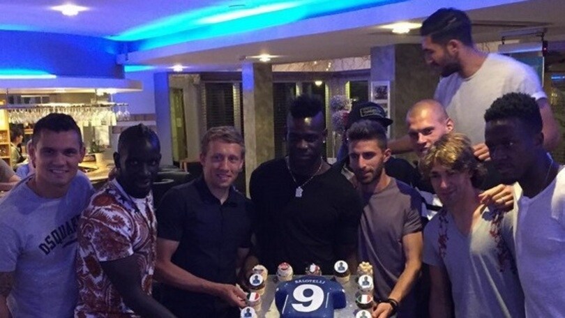 Balotelli, festa di compleanno a Liverpool con i compagni