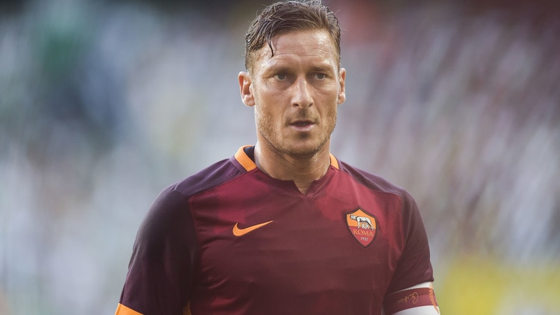 Roma, giusto ritirare la maglia numero 10 di Totti dopo il suo addio?