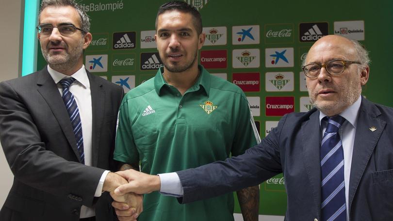 Vargas sbarca in Spagna: presentazione con il Betis