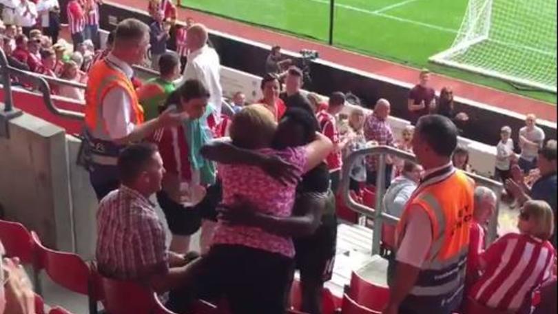 Lukaku abbraccia la signora colpita sugli spalti