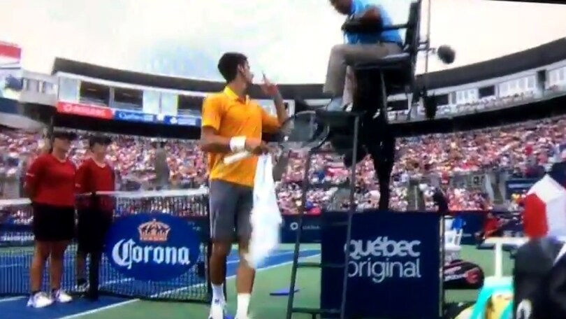 Djokovic avvisa l'arbitro: «Stanno fumando uno spinello in tribuna!»