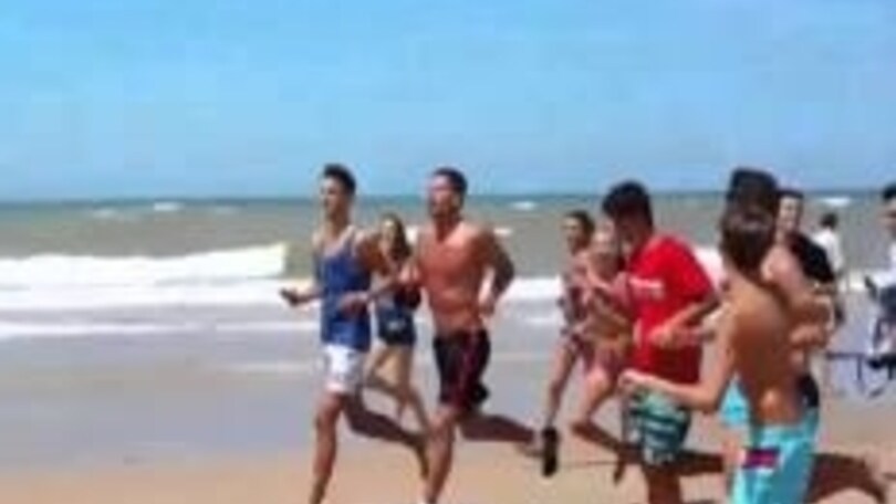 Simeone corre come Rocky sulla spiaggia