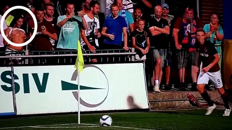 Praga, sexy tifosa si spoglia durante la partita