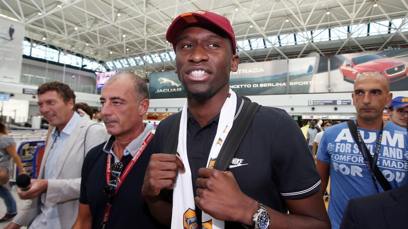 Rudiger sbarca a Fiumicino con la sciarpa della Roma