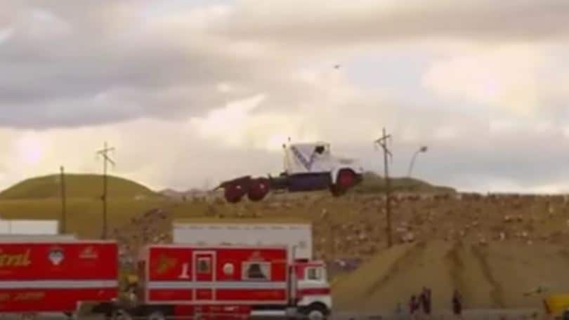 Salta col camion per 50 metri, è record
