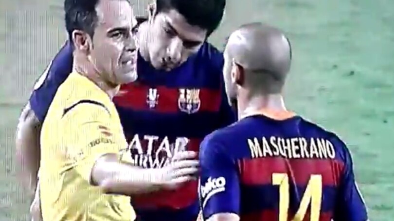 Suarez non crede all'arbitro e controlla il suo orologio