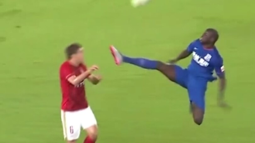 Mortal Kombat? No, è un fallo di Demba Ba