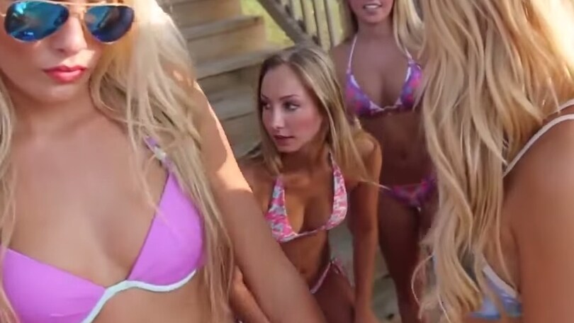 Studentesse troppo sexy: video ritirato