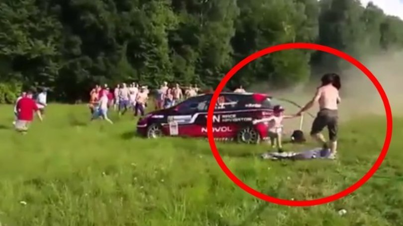 Auto contro gli spettatori, bambino salvato dal padre