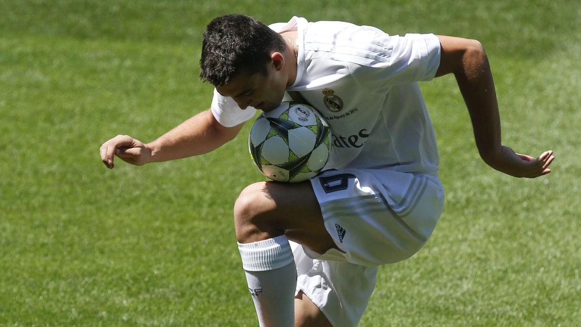 Real, presentato Kovacic: primi palleggi al Bernabeu