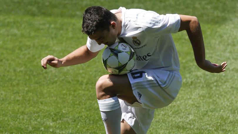 Real, presentato Kovacic: primi palleggi al Bernabeu